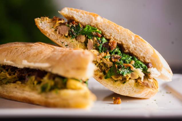 Sanduíche de pernil com geleia de bacon e folhas de mostarda na ciabatta