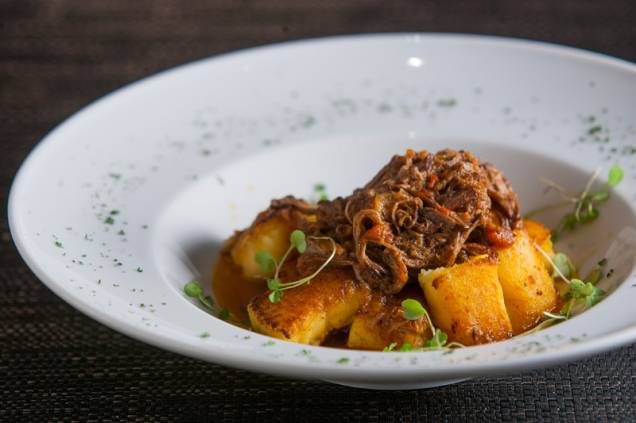 Nhoque de batata com tangerina ao ragu de costela Nhoque de batata com tangerina ao ragu de costela