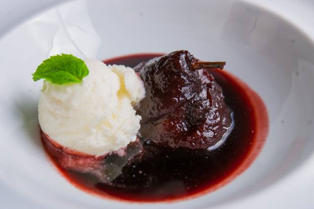Pera em redução de vinho tinto com sorvete de queijo de cabra Pera em redução de vinho tinto com sorvete de queijo de cabra