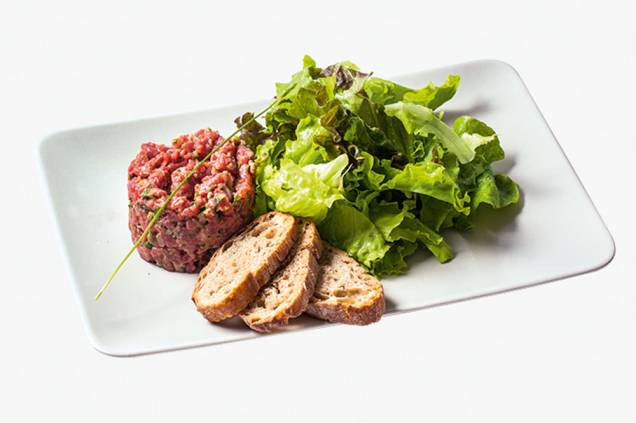 Steak Tartare: com pão e salada, é preparada com alcatra