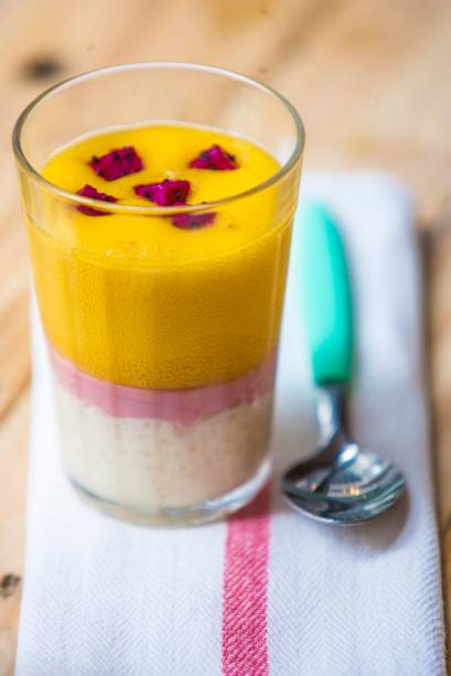 A sobremesa feita com camadas de tapioca de coco, hibisco e manga