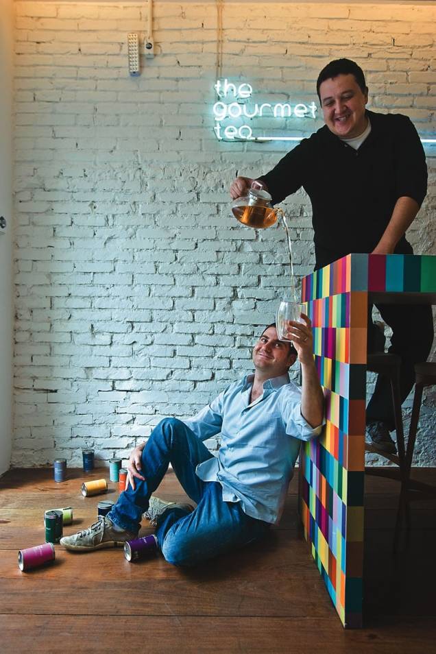 Leandro Toledano e Daniel Neuman (sentado): cerimônia do chá mais moderninha Leandro Toledano e Daniel Neuman (sentado): cerimônia do chá mais moderninha