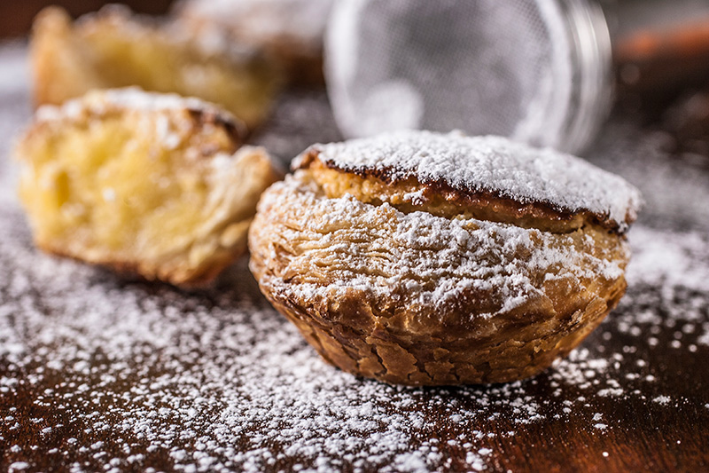 No recheio do pastel de torres entram creme de ovos mais feijão-branco e farinha de amêndoa