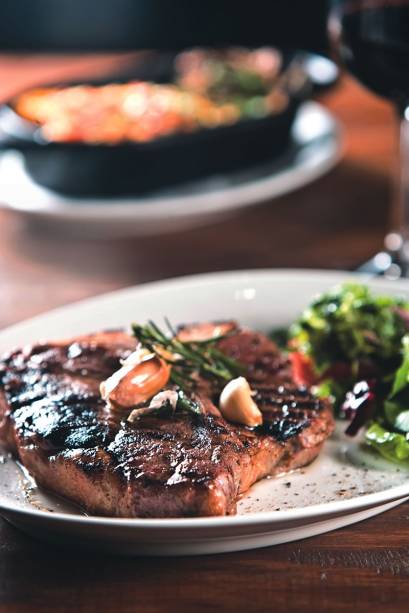 Bisteca fiorentina coberta com alho confitado