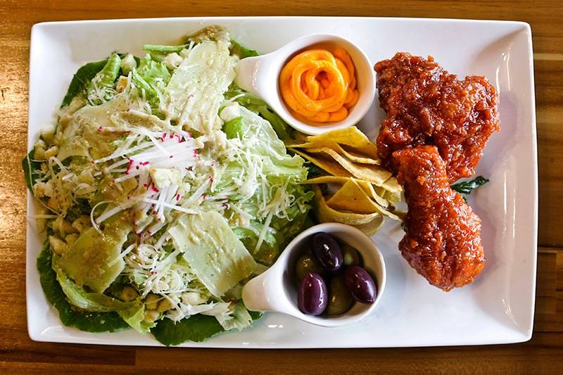 Frango sweet and spicy acompanhado de salada caesar: o tempero agridoce abre o apetite Frango sweet and spicy acompanhado de salada caesar: o tempero agridoce abre o apetite