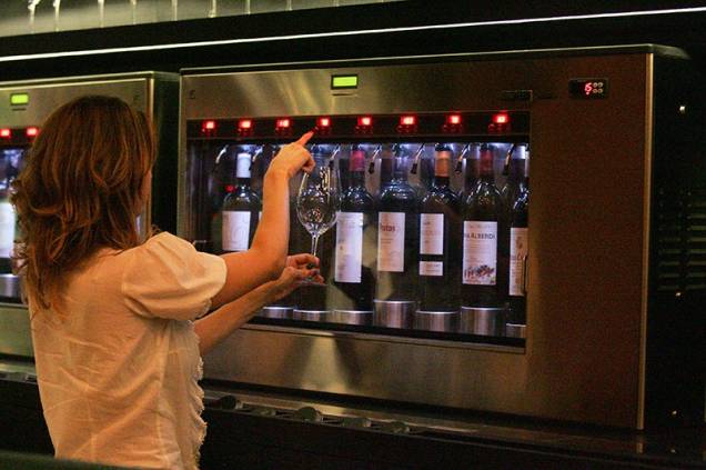 Uma das máquinas Enomatic usadas para acondicionar as bebidas: cliente se servindo direto na máquina Uma das máquinas Enomatic usadas para acondicionar as bebidas: cliente se servindo direto na máquina