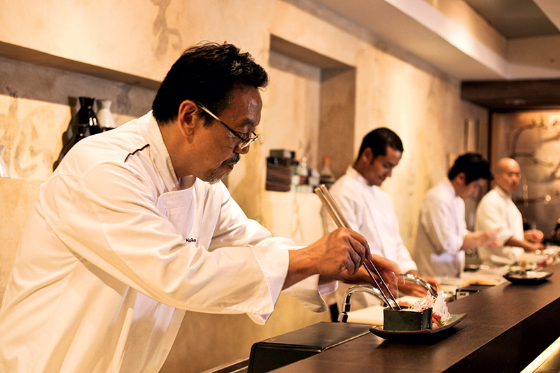 O chef japonês Shin Koike O chef japonês Shin Koike