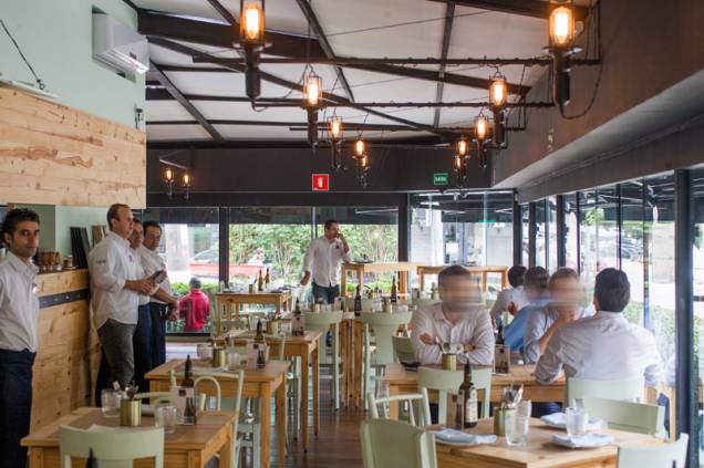 Irmão do Tasca da Esquina, este endereço tem ambiente mais informal