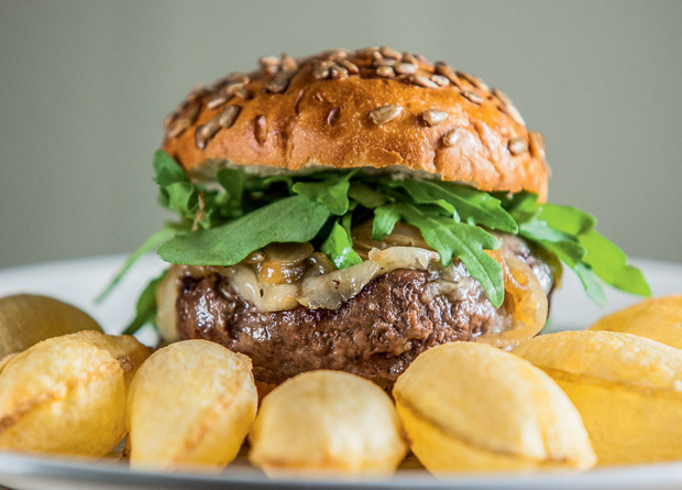 Hambúrguer com rúcula, cebola e pão com sementes de girassol: pegada pop Hambúrguer com rúcula, cebola e pão com sementes de girassol: pegada pop