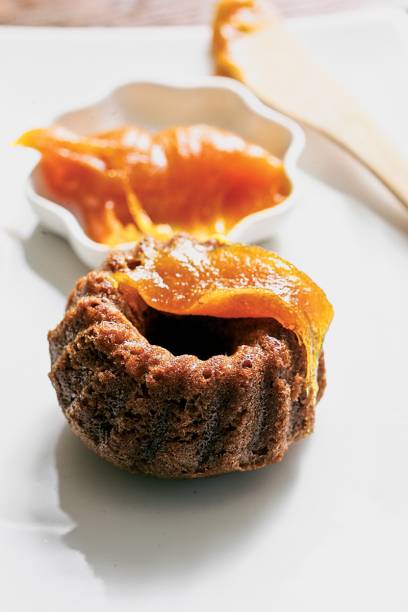 Bolo de mel servido com calda de damasco