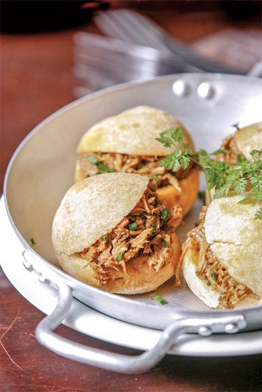 Pão de queijo com ragu de pernil de porco