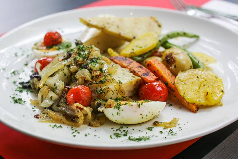 Bacalhau com palmito pupunha assado e caçarola de legume Bacalhau com palmito pupunha assado e caçarola de legume