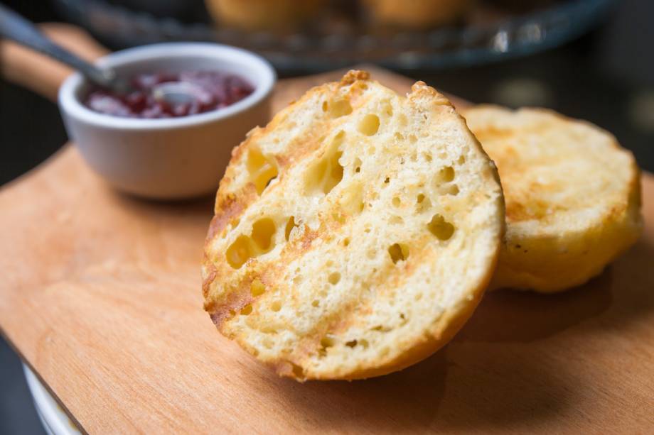 O pão de queijo do gringo acompanhado de geleia de framboesa de produção própria