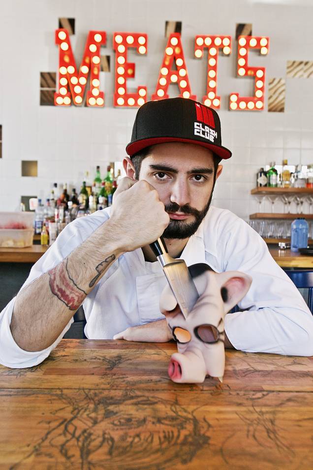 Meats: Paulo Yoller exibe a tatuagem de bacon