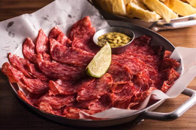 Sem fogão: vale contentar-se em um dos frios para petiscar, caso do salame espanhol