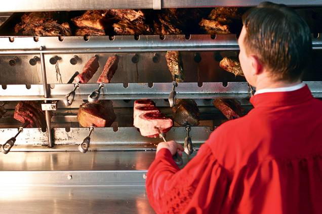 As carnes vão para uma churrasqueira de 7 metros As carnes vão para uma churrasqueira de 7 metros