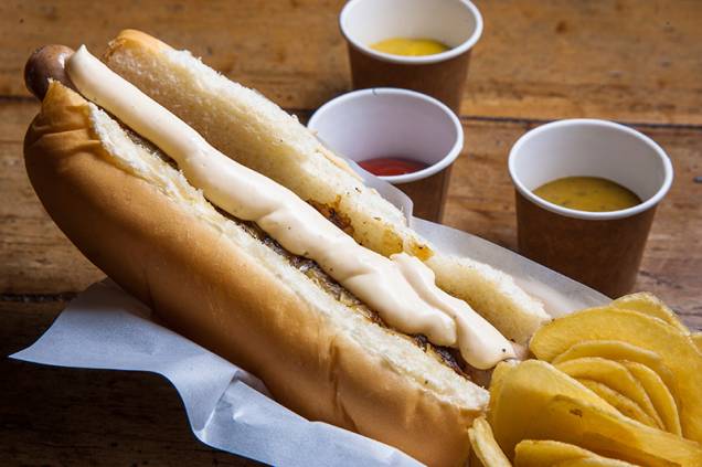 Uma das combinações possíveis leva salsicha turinger com creme de alho e cebola caramelada no pão de cachorro-quente