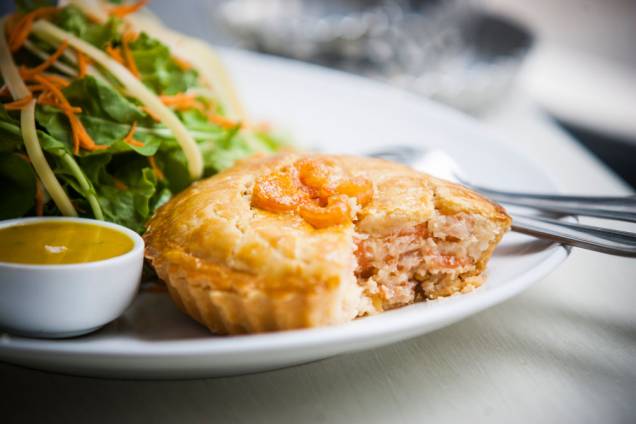 Torta de camarão com  salada de folhas