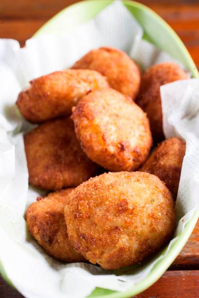 A porção de bolinhos de arroz, alho-poró, mussarela e parmesão é chamada de bárbara