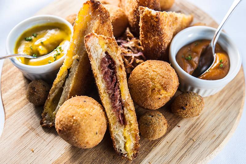 Salgados fritos: azeitona, mussarela, carne-seca e arancino de siri