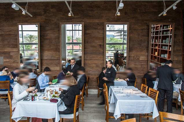 Com entrada de luz natural, o restaurante fica na sobreloja de um edifício comercial