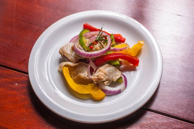 Ceviche com cebola-roxa e pimentôes: o peixe branco perde sua textura por ser apresentado em tiras finas, não cubos
