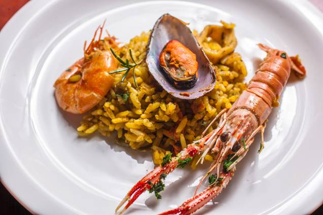 Paella com camarão, lagostin, lula e mexilhão: o prato é mais vistoso do que saboroso