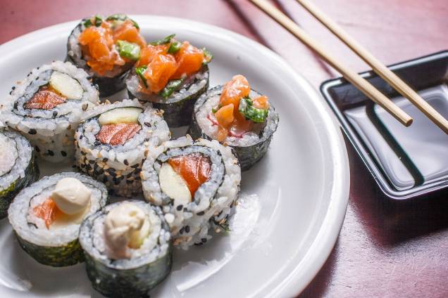 Servidos em barcas, os sushis são apenas de salmão, não há outra variedade de peixe
