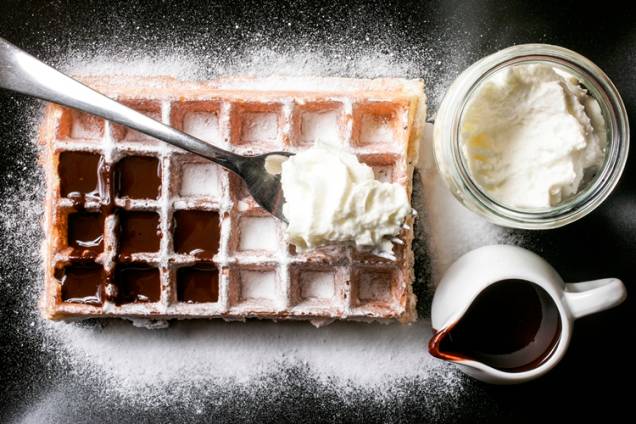 Waffle com calda de chocolate e chantili Waffle com calda de chocolate e chantili