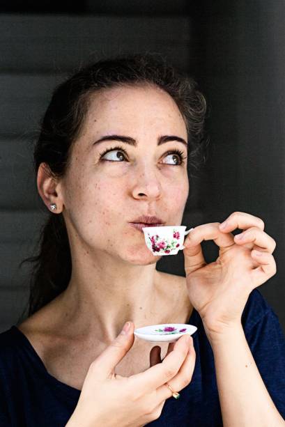 A barista e proprietária Flávia Pogliani