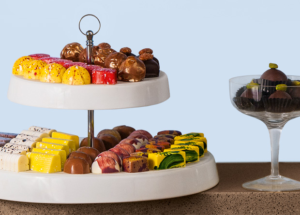 As guloseimas: acabamento com chocolate ao leite e branco As guloseimas: acabamento com chocolate ao leite e branco