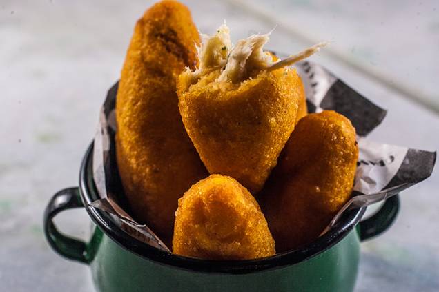 Porção de croquetes de massa de farinha de milho com recheio de frango e catupiry Porção de croquetes de massa de farinha de milho com recheio de frango e catupiry