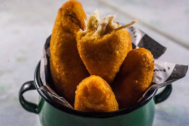 Porção de croquetes de massa de farinha de milho com recheio de frango e catupiry