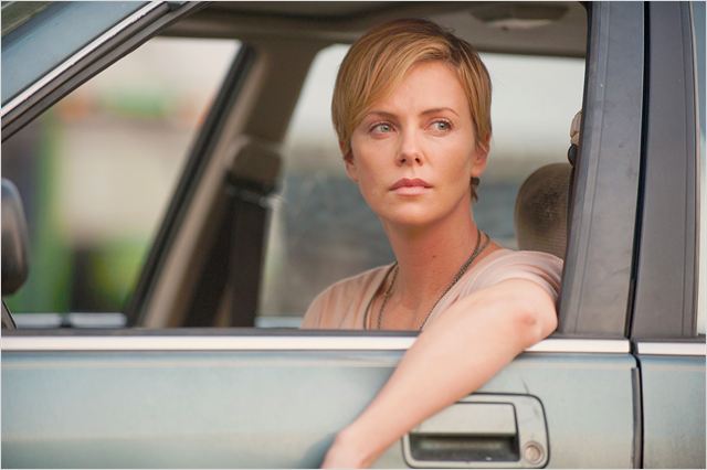 Libby Day (Charlize Theron) é uma mulher traumatizada pelo assassinato de toda a sua família