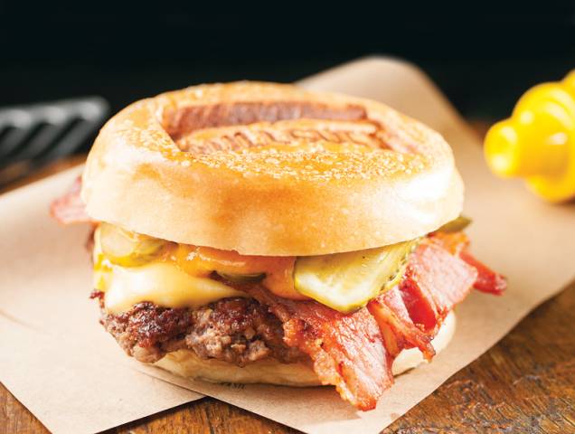 Lumberjack: hambúrguer, queijo prato, bacon, picles e molho de páprica