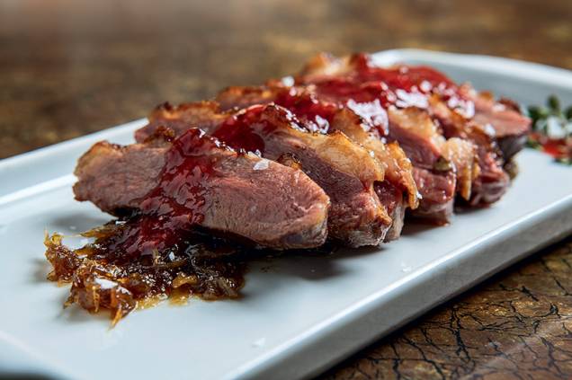 Peito de pato com cebola caramelizada e molho de morango Peito de pato com cebola caramelizada e molho de morango