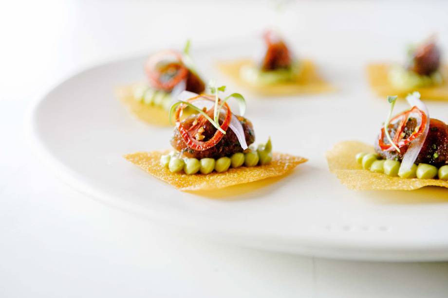 Reinvenção da tortilha mexicana: crocante de milho leva cobertura de <span>atum levemente grelhado com purê de abacate e tabule de quinoa</span>