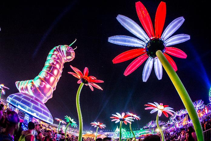 Ambientação colorida e iluminada é uma das marcas do EDC