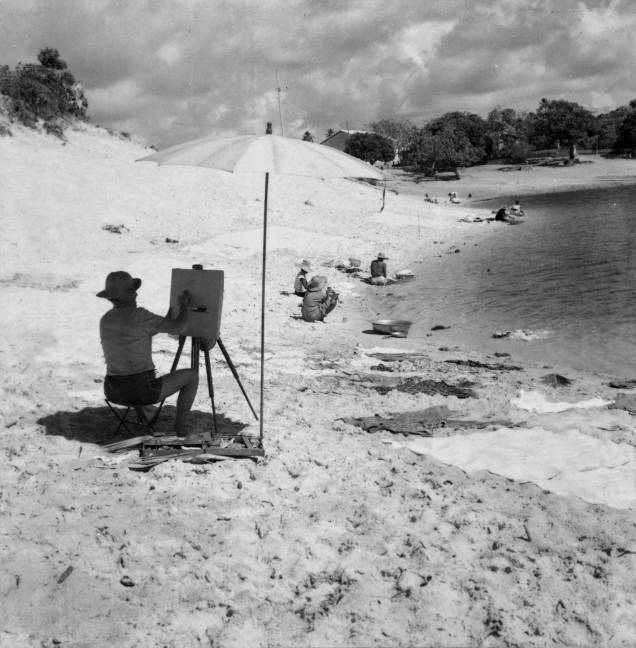 Fotografia de Marcel Gautherot retrata o Pancetti pintando seus quadros em praia da Bahia