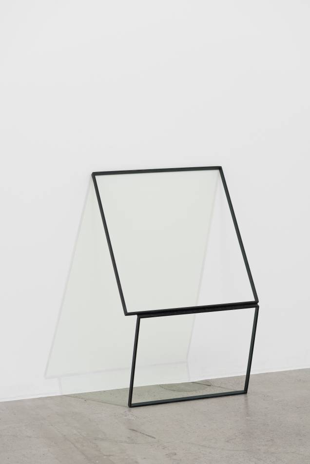 A pintura da sombra dos vidros na parede cria uma ilusão de ótica A pintura da sombra dos vidros na parede cria uma ilusão de ótica