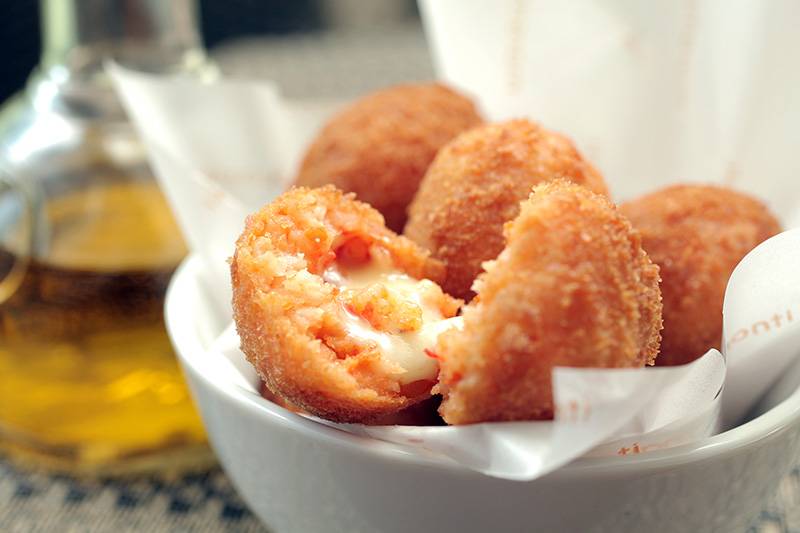 Para a entrada, vale provar a porção de arancini, os bolinhos de arroz italianos