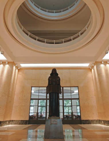 A estátua "A Leitura", de Caetano Fraccaroli, na entrada principal, que conta com nova iluminação: a reforma custou 16,3 milhões de reais