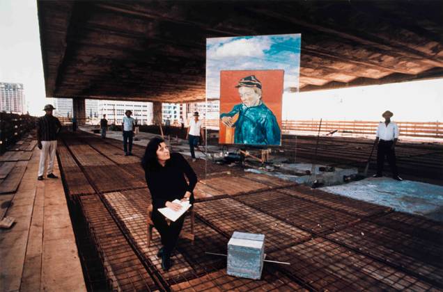 Lina Bo Bardi durante a construção do atual prédio do Masp