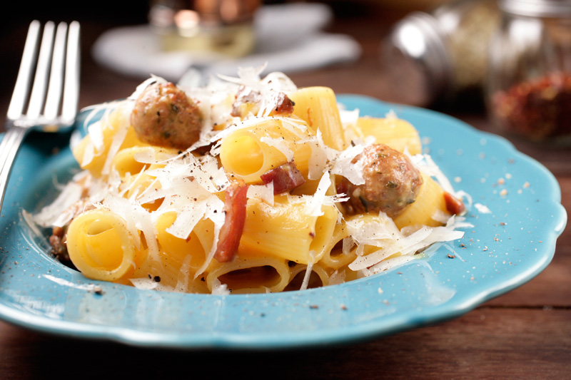 Massa bem encorpada, coberta por molho carbonara e almôndegas de pancetta