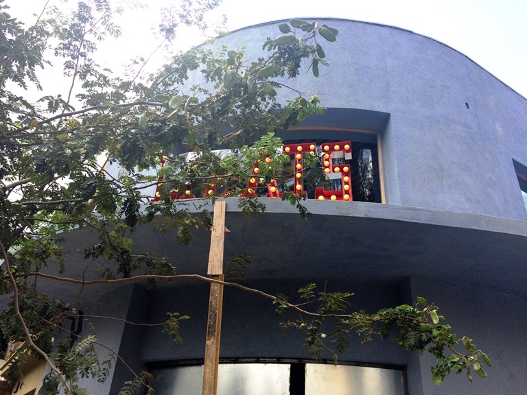 Detalhe da fachada da filial nos Jardins: o letreiro vermelho com luzes amarelas já está a vista