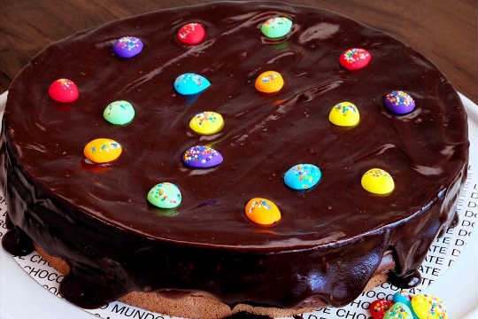 Quem comprar o bolo, leva ovinhos coloridos de açúcar e dragée para que o doce seja confeitado em casa