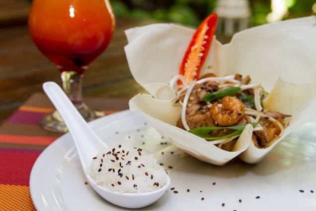 Silom road: mignon suíno e camarão salteados com broto de feijão e legumes crocantes temperados com molho de ostra