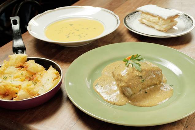Refeição completa: filé suíno, sopa de abóbora, batata da casa e mil-folhas Refeição completa: filé suíno, sopa de abóbora, batata da casa e mil-folhas