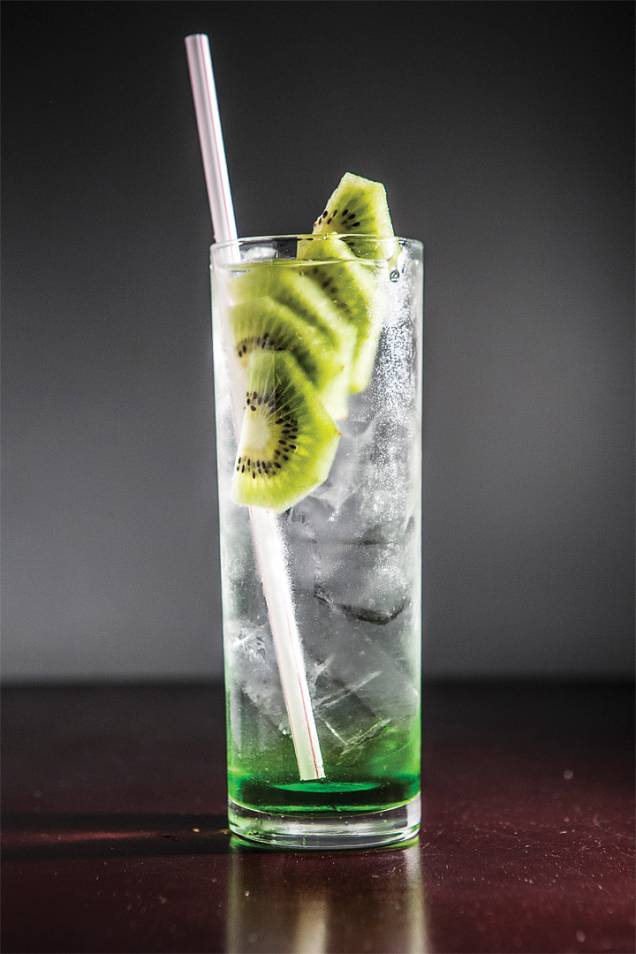 Para beber: drinque da casa com vodca e kiwi Para beber: drinque da casa com vodca e kiwi