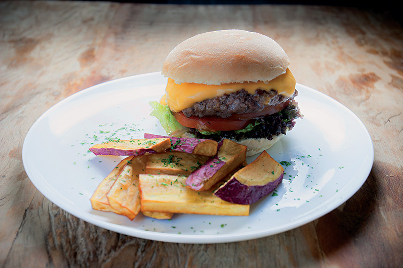 Cheese salada de bife ancho com batata-doce frita